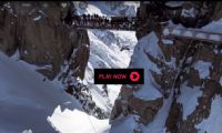 Un saut en Wingsuit sous le pont de l'Aiguille du midi. Publié le 04/11/13. Chamonix Mont Blanc
